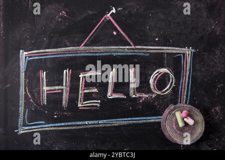 Rappresentazione della scrittura, ciao, fatta con gesso su lavagna Foto Stock