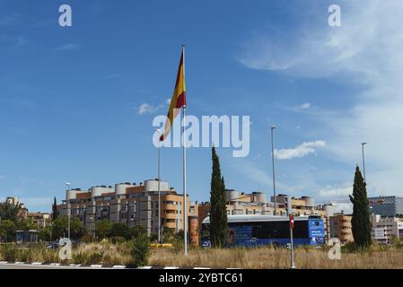 Madrid, Spagna, 19 giugno 2021: Bandiera spagnola sventolata in strada nel quartiere Las Tablas, Europa Foto Stock