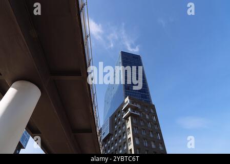 Bilbao, Spagna, 13 febbraio 2022: Torri Isozaki e ponte pedonale Zubizuri a Bilbao. Vista ad angolo basso contro il cielo, Europa Foto Stock