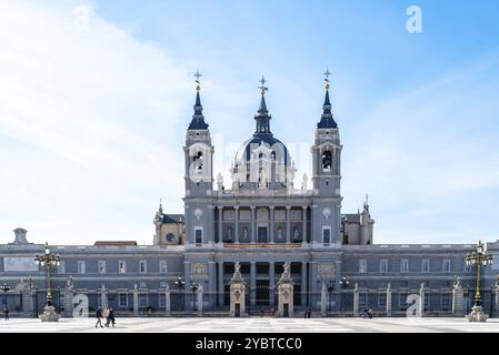 Madrid, Spagna, 18 ottobre 2020: Cattedrale di Almudena. Facciata principale dal Palazzo reale, Europa Foto Stock