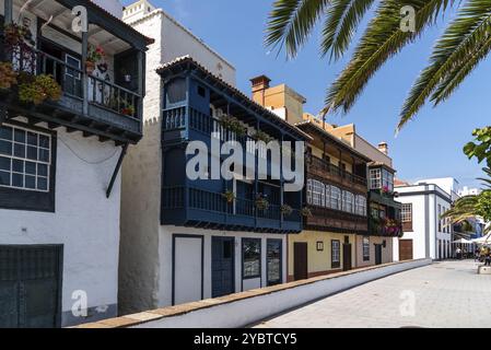 Santa Cruz de la Palma, Spagna, 13 agosto 2021: Balconi colorati con fiori, Europa Foto Stock