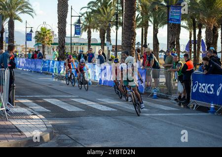 TORREMOLINOS, SPAGNA - 17 OTTOBRE 2024: Finale dei Campionati mondiali di triathlon a Torremolinos, Spagna, il 17 ottobre 2024 Foto Stock