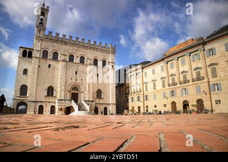 La piazza principale di Gubbio, una piccola cittadina medievale dell'Italia centrale Foto Stock