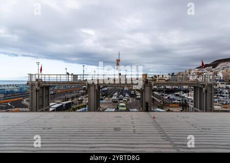 Los Cristianos, Spagna, 9 agosto 2021: Veicoli imbarcati sul traghetto nel porto di Los Cristianos. Nave Roro. Tenerife, Isole Canarie, Europa Foto Stock