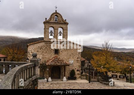La Hiruela, Spagna, 19 novembre 2022: La chiesa di la Hiruela un piccolo villaggio con case in pietra nella catena montuosa di Madrid durante l'autunno, in Europa Foto Stock