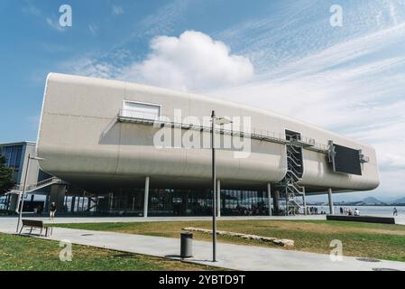 Santander, Spagna, 14 agosto 2022, il Centro Botin è un centro artistico progettato dall'architetto vincitore del Premio Pritzker Renzo piano, Europa Foto Stock