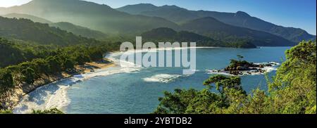 Immagine panoramica della spiaggia di Castelhanos tra il mare, le montagne e le foreste dell'isola di Ilhabela sulla costa di San Paolo Foto Stock