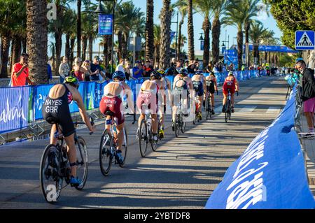 TORREMOLINOS, SPAGNA - 17 OTTOBRE 2024: Finale dei Campionati mondiali di triathlon a Torremolinos, Spagna, il 17 ottobre 2024 Foto Stock