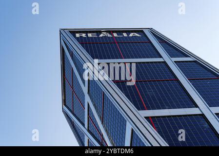 Madrid, Spagna, 31 maggio 2020: La porta d'Europa torri, sono due edifici di uffici doppi inclinati vicino a Plaza de Castilla, in Europa Foto Stock