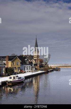 Vista in un nevicato street nel villaggio frisone Woudsend Foto Stock