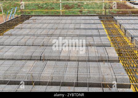 Particolare di soletta di cemento armato con blocchi di calcestruzzo leggero sotto costruzione Foto Stock