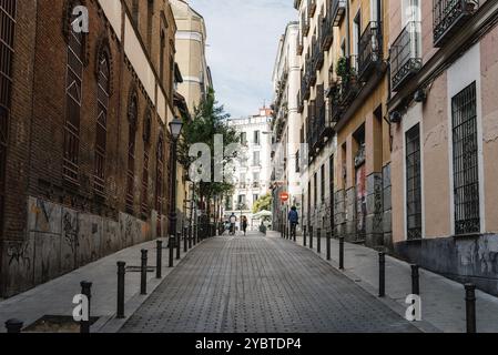 Madrid, Spagna, 5 giugno 2022: Quartiere Malasana nel centro di Madrid. E' un quartiere vivace e un centro per il fenomeno hipster, pieno di vivaci Foto Stock