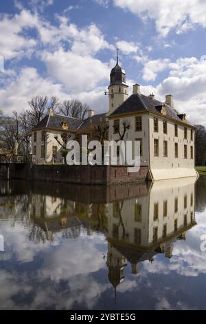 Il maestoso castello Fraeylemaborg visto dal circostante parco vicino Slochteren nella provincia olandese di Groningen Foto Stock