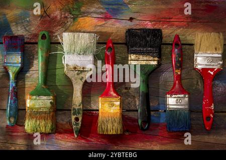Set di spazzole di vecchio e nuovo con vari colori Foto Stock