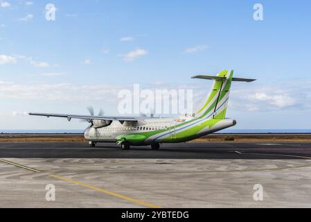 La Gomera, Spagna, 12 agosto 2021: Aereo a elica pronto a decollare sulla pista. ATR 72 della Binter Canarias Airline, Europa Foto Stock