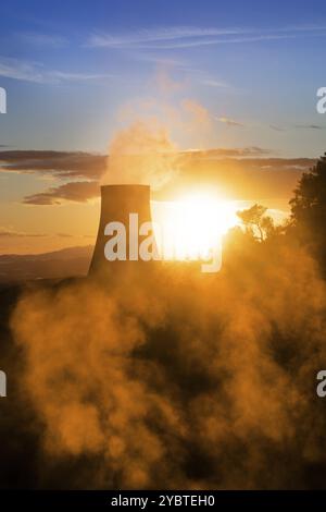 Centrale elettrica per lo sfruttamento di soffianti boracifere per la produzione di energia elettrica vista al tramonto in Toscana, Italia, Europa Foto Stock