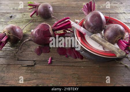 Presentazione di foto del momento quando si Pelare le barbabietole Foto Stock