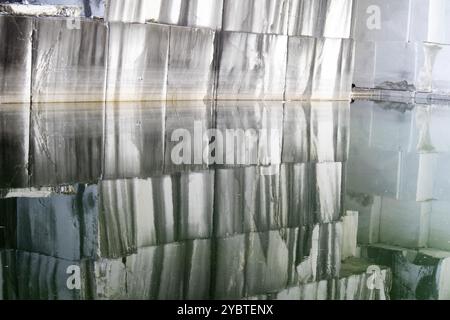 Documentazione fotografica di un muro dopo l'estrazione del marmo Foto Stock