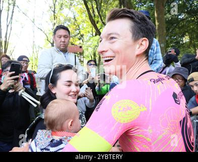 Utsunomiya, Giappone. 20 ottobre 2024. EF Education-Easypost's Neilson Powless degli Stati Uniti celebrayes con la moglie e il bambino mentre ha vinto la Japan Cup Cycle Road Race nella città di Utsunomiya a Tochigi, 100 km a nord di Tokyo domenica 20 ottobre 2024. Neilson Powless ha vinto la gara. (Foto di Yoshio Tsunoda/AFLO) Foto Stock