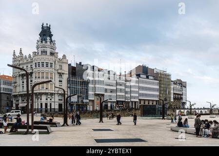 Corunna, Spagna, 20 luglio 2020: Vista di Marina Avenue con persone sconosciute che camminano e case con famosi balconi chiusi in legno. Corunna è famosa Foto Stock