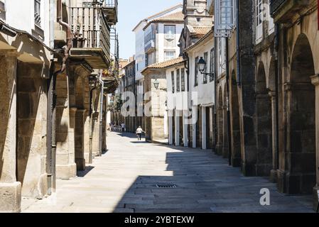 Santiago de Compostela, Spagna, 18 luglio 2020: Vecchia strada con portici nella città medievale, Europa Foto Stock