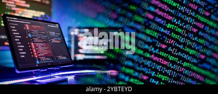 Esecuzione della programmazione dei dati del computer. Testo script di codifica sullo schermo. Primo piano del notebook Foto Stock