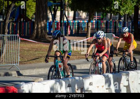 TORREMOLINOS, SPAGNA - 17 OTTOBRE 2024: Finale dei Campionati mondiali di triathlon a Torremolinos, Spagna, il 17 ottobre 2024 Foto Stock