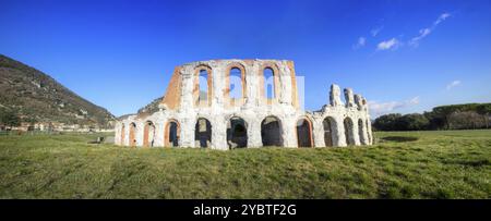 Vista panoramica dei resti dell'anfiteatro romano vicino a Gubbio in Umbria Foto Stock