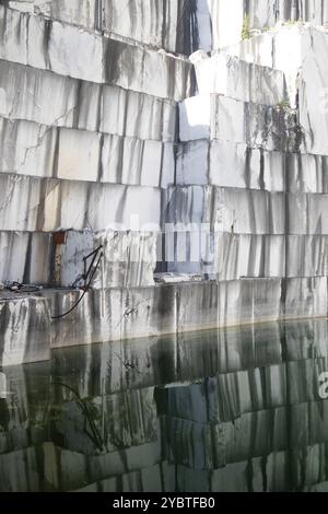 Documentazione fotografica di un muro dopo l'estrazione del marmo Foto Stock