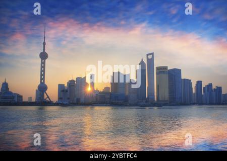 Skyline di Pudong all'alba, dal Bund. Shanghai Cina Foto Stock