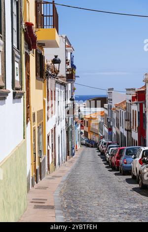 Santa Cruz de la Palma, Spagna, 13 agosto 2021: Architettura coloniale tradizionale delle isole Canarie con case colorate. San Telmo Street nel quar Foto Stock