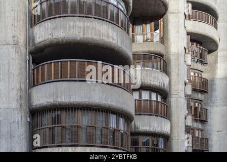 Madrid, Spagna, 12 giugno 2020: Torres Blancas Building. Iconico grattacielo residenziale in cemento progettato dall'architetto Oiza, Europa Foto Stock