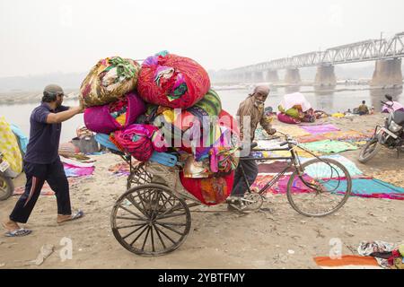 Il vecchio consegna il bucato lavato in bicicletta, Agra. India Foto Stock