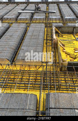Particolare di soletta di cemento armato con blocchi di calcestruzzo leggero sotto costruzione Foto Stock