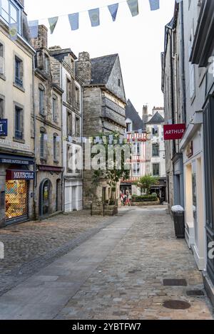 Quimper, Francia, 2 agosto 2018: Via commerciale vuota tra vecchi edifici nel centro di Quimper, capitale del dipartimento Finistere di Bri Foto Stock