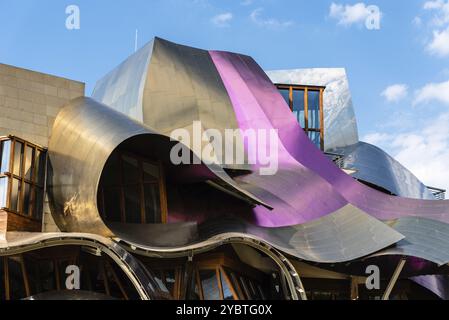 Elciego, Spagna, 6 agosto 2020: Azienda vinicola Marques de Riscal ad Alava, Paesi Baschi. L'edificio futuristico e l'hotel di lusso sono stati progettati dalla famosa A. Foto Stock