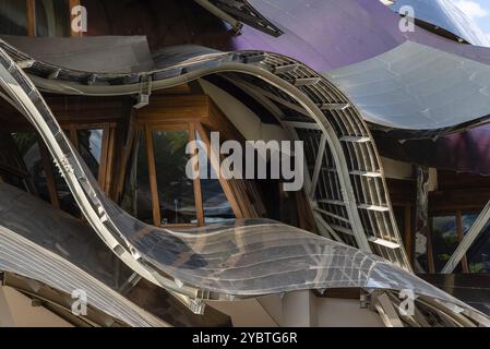 Elciego, Spagna, 6 agosto 2020: Azienda vinicola Marques de Riscal ad Alava, Paesi Baschi. L'edificio futuristico e l'hotel di lusso sono stati progettati dalla famosa A. Foto Stock