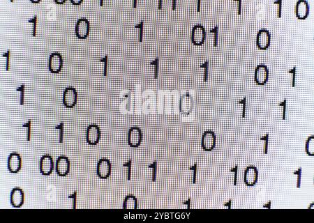 Codice binario sullo schermo di un computer Foto Stock