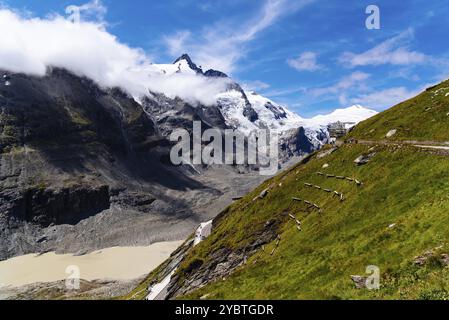 Vista panoramica del ghiacciaio Grossglockner, catena montuosa delle Alpi, Austria, Europa Foto Stock