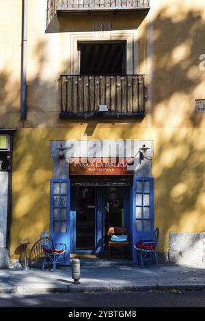 Madrid, Spagna, 11 ottobre 2020: Accogliente bar nel centro di Madrid. Segovia Street, Europa Foto Stock