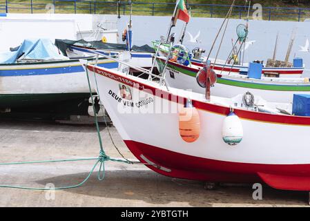 Ponta Delgada, Portogallo, 5 luglio 2022: Vecchia barca di pescatori nell'accogliente porto di Caloura, Europa Foto Stock