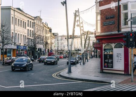 Cork, Irlanda, 12 novembre 2017: St Patrick Street a Cork. È la principale via dello shopping della città, in Europa Foto Stock