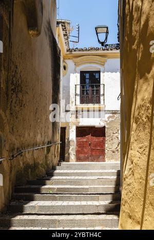 Vista panoramica della città vecchia di Elvas in Alentejo, Portogallo. Strade strette di case bianche imbiancate Foto Stock