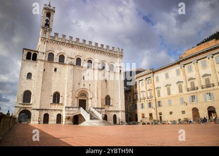 La piazza principale di Gubbio, una piccola cittadina medievale dell'Italia centrale Foto Stock