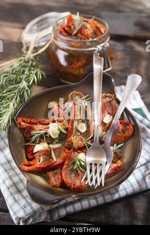 Pomodori secchi con olio d'oliva, rosmarino e aglio Foto Stock