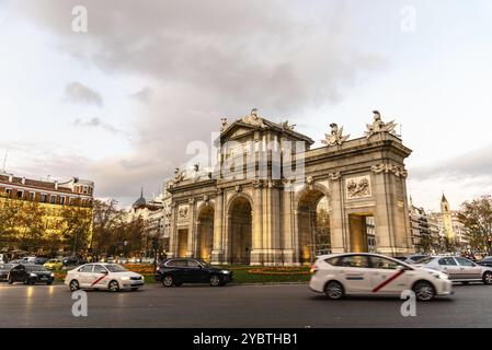 Puerta de Alcala al tramonto a Madrid. Vista durante il periodo natalizio con auto sfocate in movimento Foto Stock