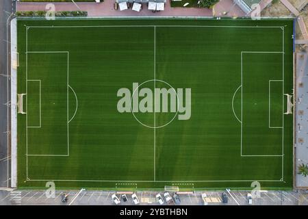 Documentazione fotografica aerea di un campo da calcio verde vuoto Foto Stock