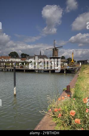 Vista sulla città olandese Wijk bij Duurstede con il mulino a vento Rijn en Lek Foto Stock