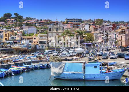 Vista estiva del Porto di Aci Trezza in Sicilia Foto Stock