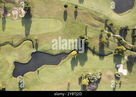 Documentazione fotografica aerea di un campo verde per giocare a golf Foto Stock